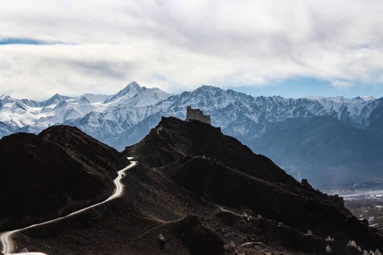 Randonnée en Inde au Bukit Holbung Samusir : une montagne de sable et montagne enneigée Akaoka