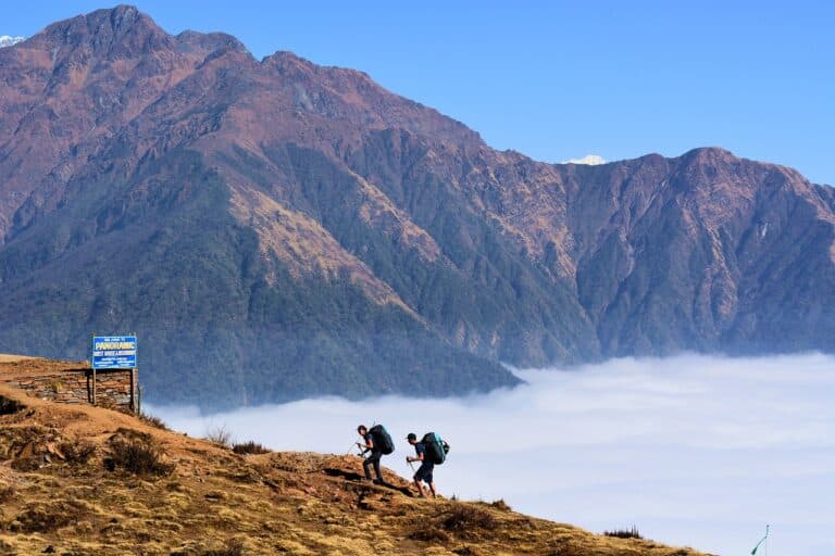 Randonnée au Népal à Annapurnas : excursion au sommet des montagnes Akaoka