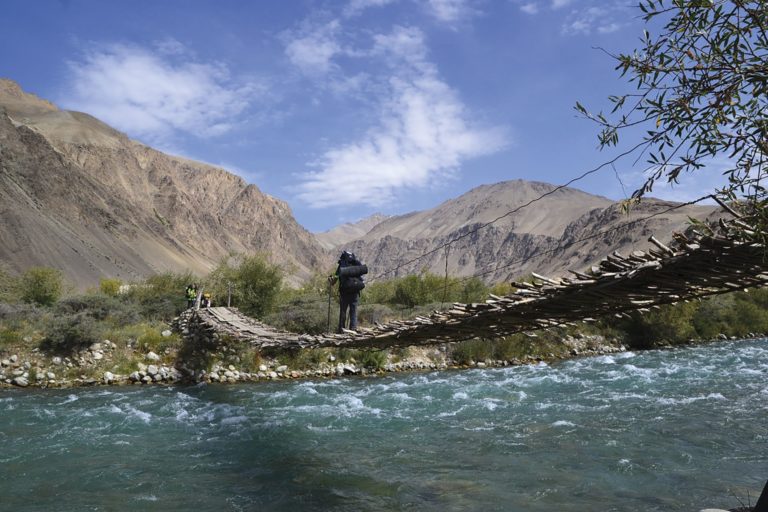 Randonnée Chine à Pékin : traversée d'un pont en bois au-dessus d'un lac Akaoka