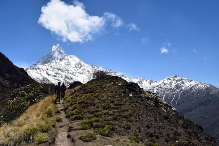 Randonnée au Népal : excursion sur un sentier montagneux et vue sur les sommets enneigés Akaoka