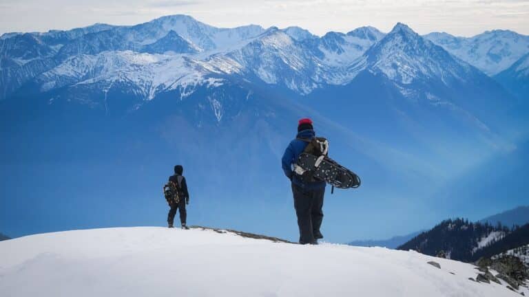 Randonnée au Canada en raquettes dans les hauteurs des montagnes enneigées Akaoka