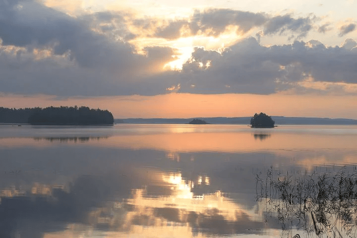 Vélo Finlande : Reflet paysage sur l'eau. Une vue sur la magnifique nature de ce pays.