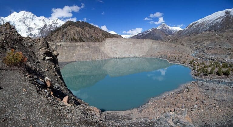 Randonnée au Népal sur le massif de l'Annapurna : un lac au milieu des montagnes enneigées Akaoka