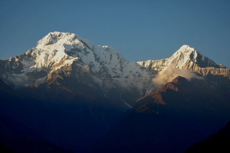 Randonnée au Népal dans sur le massif Annapurna avec ses montagnes enneigées Akaoka