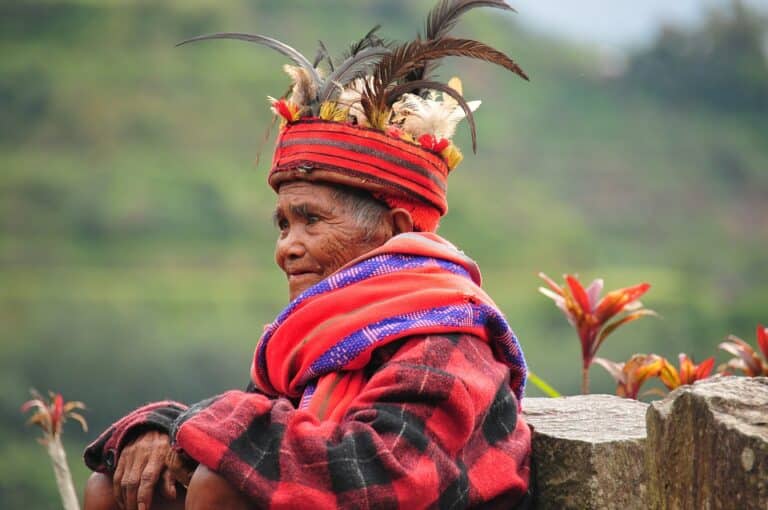 Voyage aux Philippines : rencontre avec une senior en tenue traditionnelle Akaoka