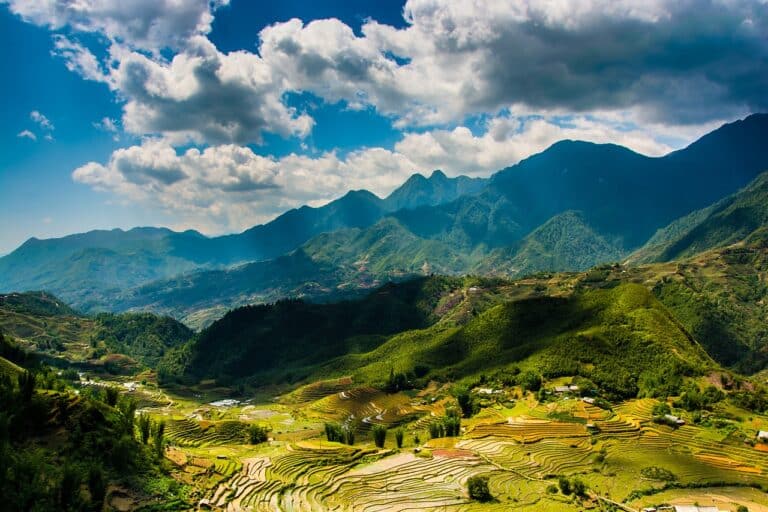 Trekking au Vietnam près d'une riziculture à Sapa au milieu des montagnes Akaoka