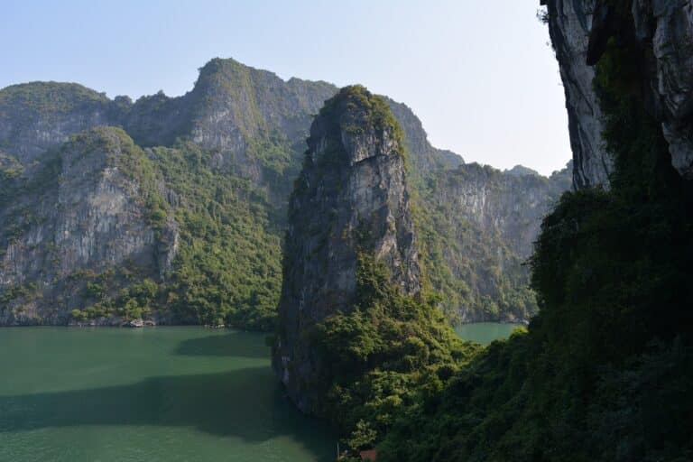 Voyage au Vietnam : rochers couverts de végétation dans la baie d'Halong Akaoka