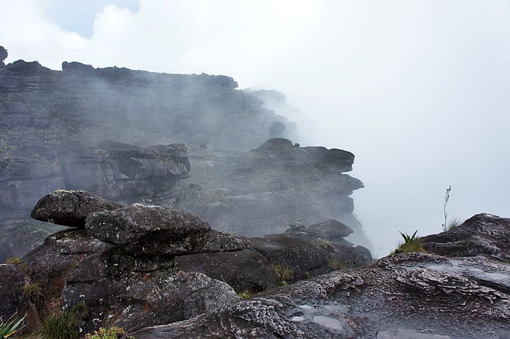 Trekking au Venezuela au sommet d'une montagne et du brouillard Akaoka