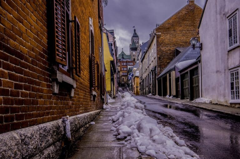 Voyage au Canada : balade dans une rue enneigée du Québec Akaoka