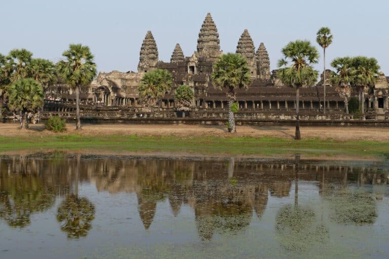 Séjour au Vietnam : ruines Angkor Wat : composées de plusieurs temples au bord d'un lac entouré de palmier Akaoka