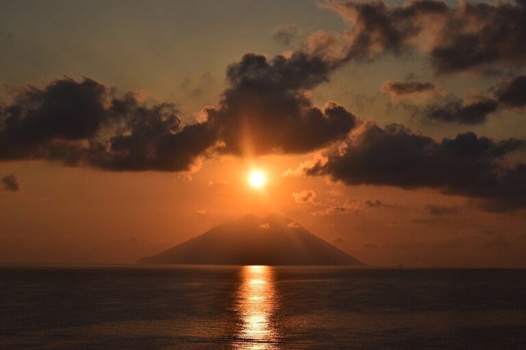 Randonnée Italie volcan de Stromboli coucher de soleil