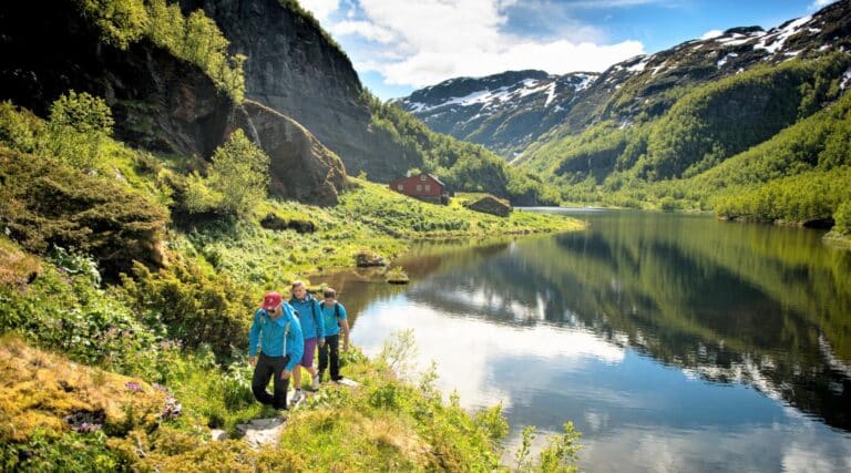 Randonnée Cap au Sud : les randonneurs en face d'un lac entre les fjords