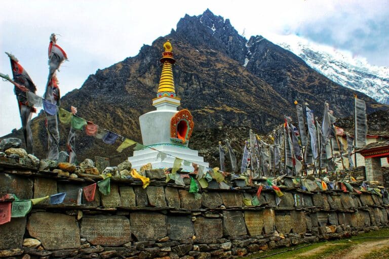 Voyage au Népal : un temple bouddhiste avec des drapeaux de prières sur une montagne Akaoka