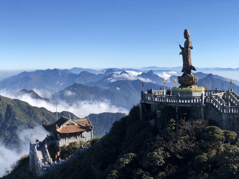 Voyage au Vietnam : découverte du temple Fansipan avec une grande statue bouddhiste au sommet d'une montagne Akaoka