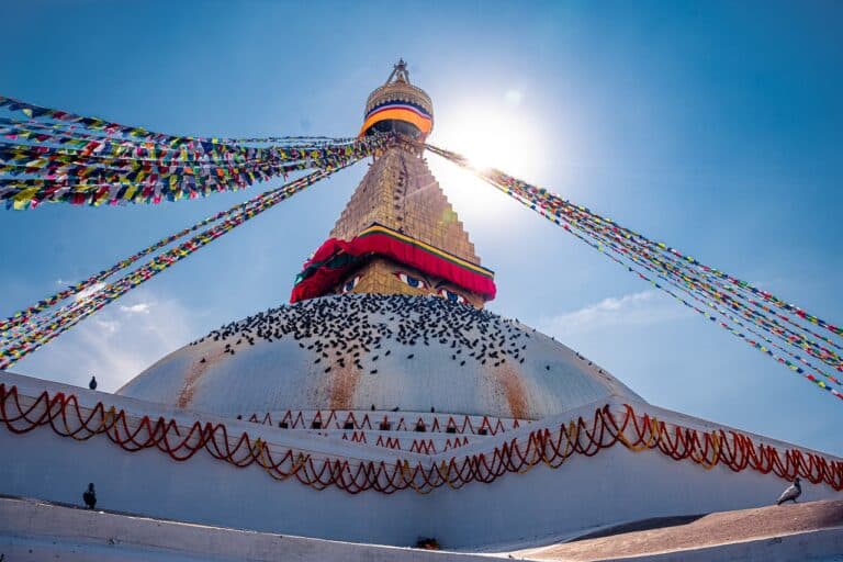 Voyage au Népal : un temple décoré de drapeaux de prières Akaoka