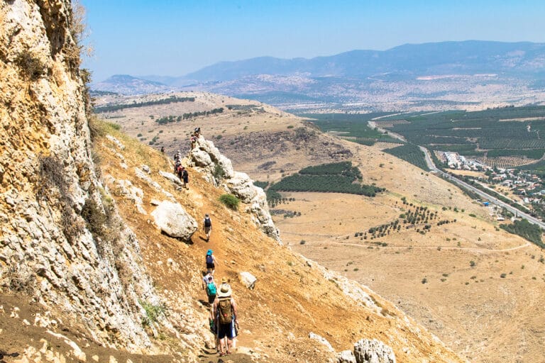 Désert Neguev : randonneurs au bord d'une falaise en Israël.