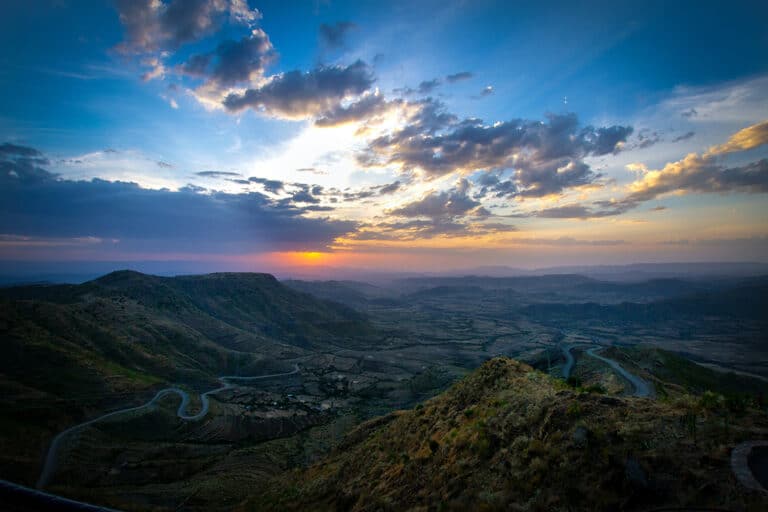 Trekking en Éthiopie : coucher de soleil en haut d'une montagne dans la vallée de l'Omo Akaoka