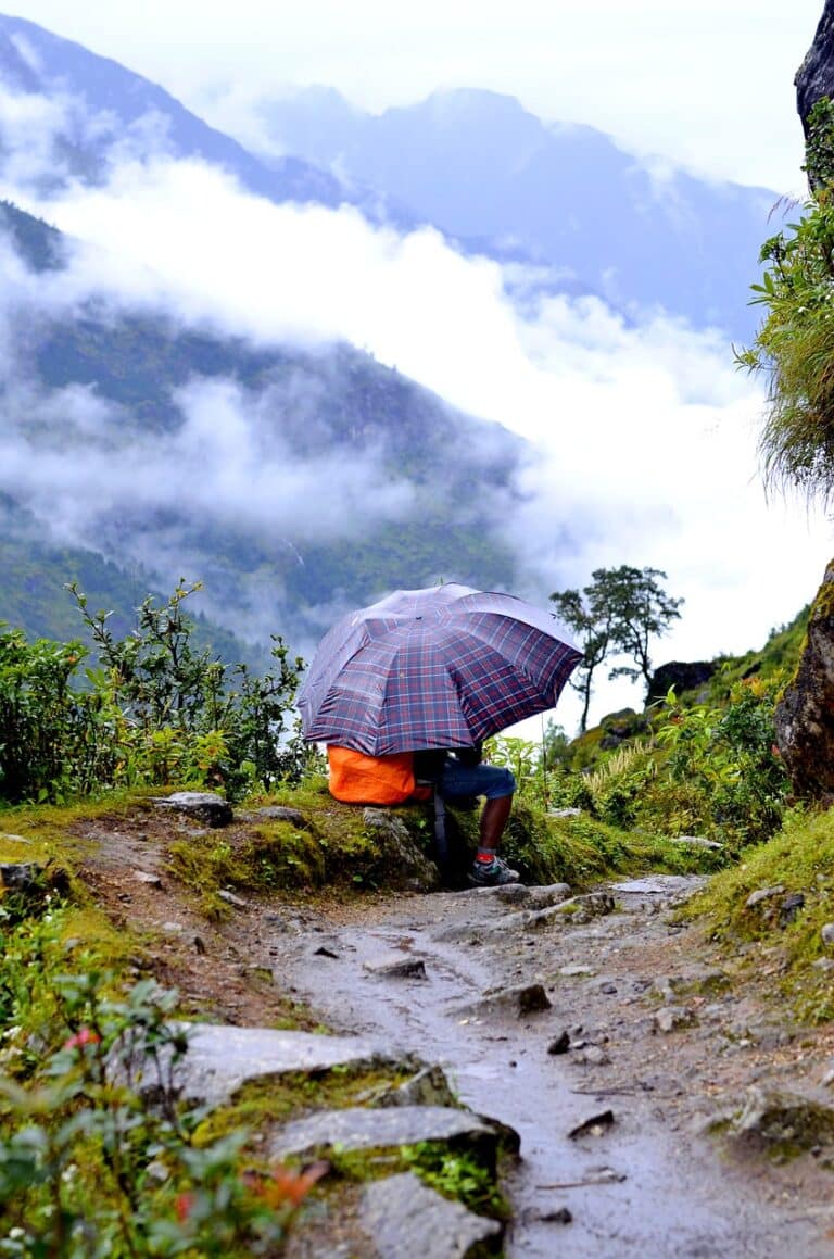 Trekking Népal : sentier dans les montagnes verdoyantes Akaoka