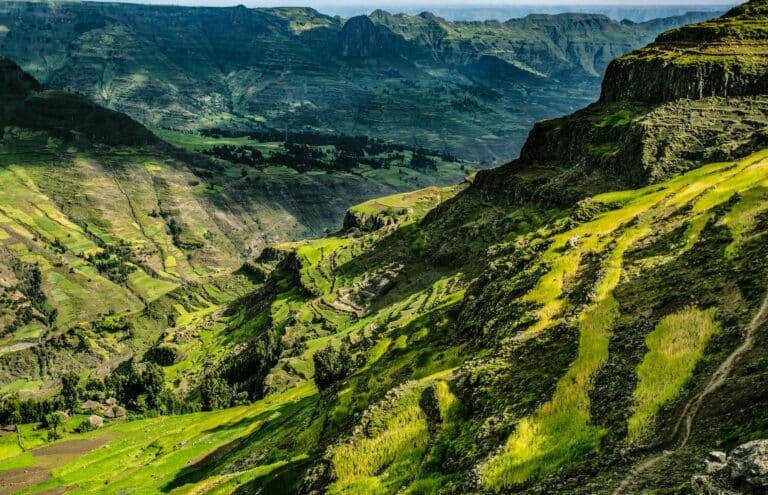 Voyage en Ethiopie beau paysage d'une vallée Akaoka