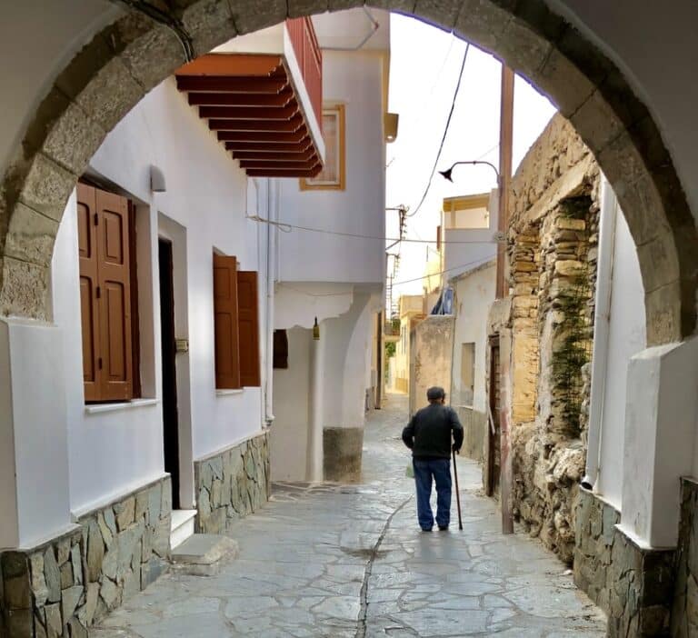 Voyage aux Cyclades visite d'une ville à Naxos Akaoka