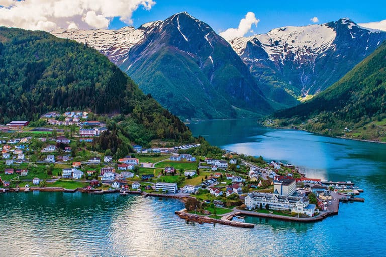 Autotour Bergen : une Ville à côté des montagnes au fjord