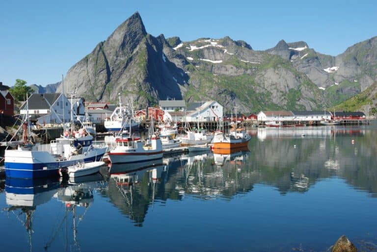 Randonnée Cap au Sud : la vue des ports d'un village devant un lac