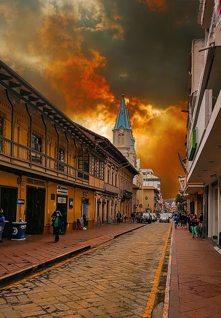 Voyage en Equateur : visite de la ville Otavalo sous un coucher de soleil Akaoka