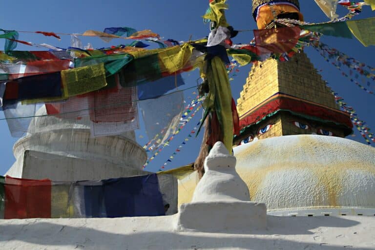 Voyage au Népal : visite culturelle d'un temple sacré décoré avec des drapeaux colorés Akaoka