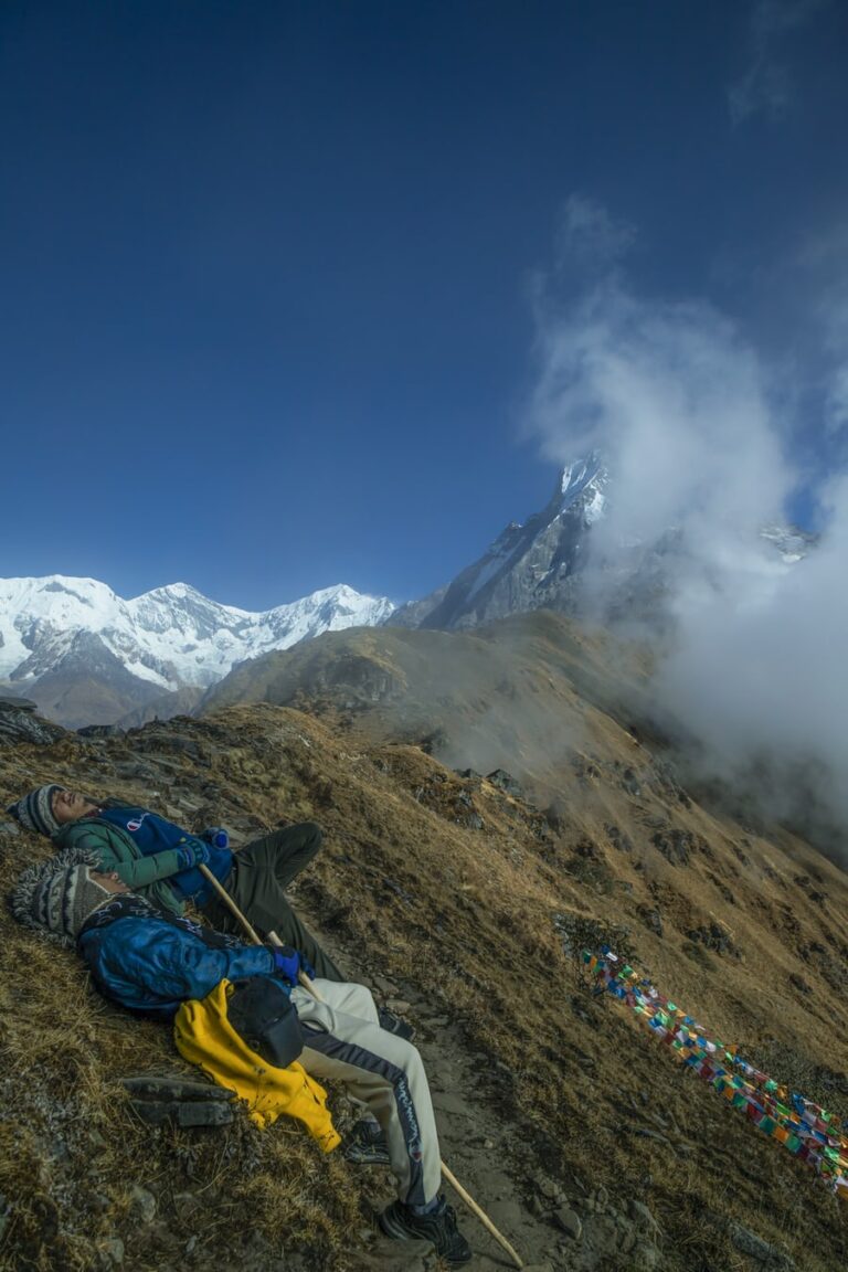 Trek au Pérou au sommet d'une montagne avec des guirlandes colorées Akaoka