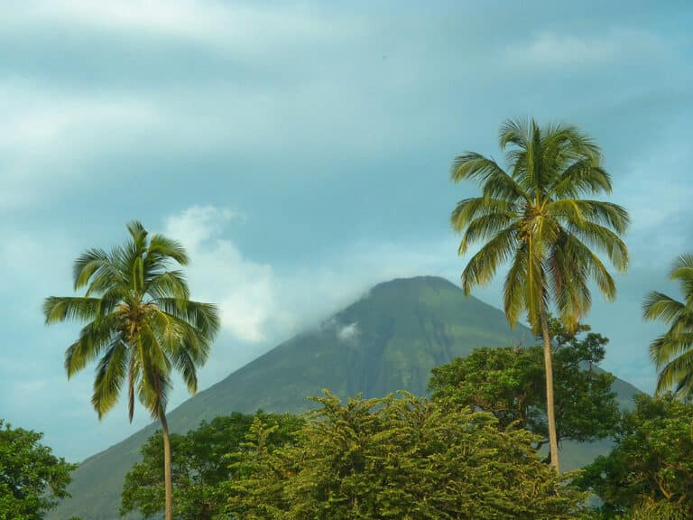 Randonnée au Nicaragua à Rio San Juan : vue sur un volcan et des palmiers Akaoka