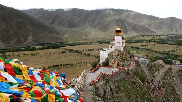 Voyage au Tibet visite d'un monastère au cœur des montagnes Akaoka