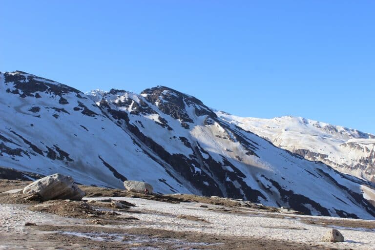 Voyage en Inde sur les sommets de montagnes enneigées avec une terre sableuse Akaoka