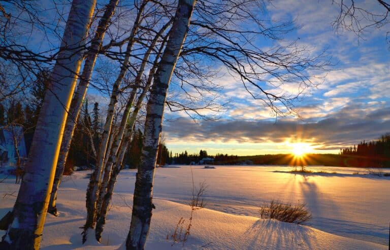 Raid au Canada dans la nature enneigée sous un coucher de soleil Akaoka