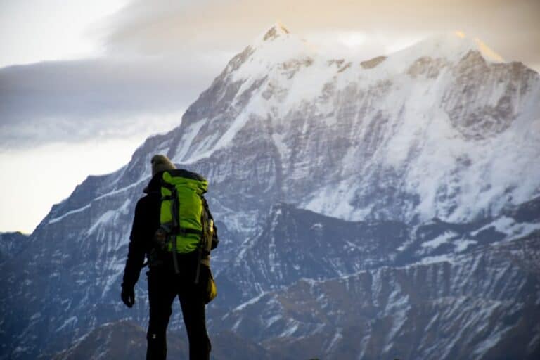 Trek au Pérou sur les montagnes au sommet enneigé Akaoka