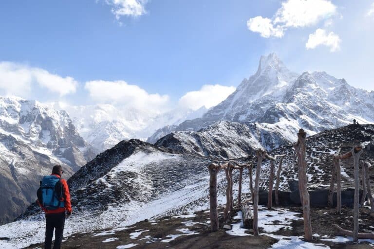 Randonnée au Népal ; excursion sur les sentiers de montagnes enneigées Akaoka