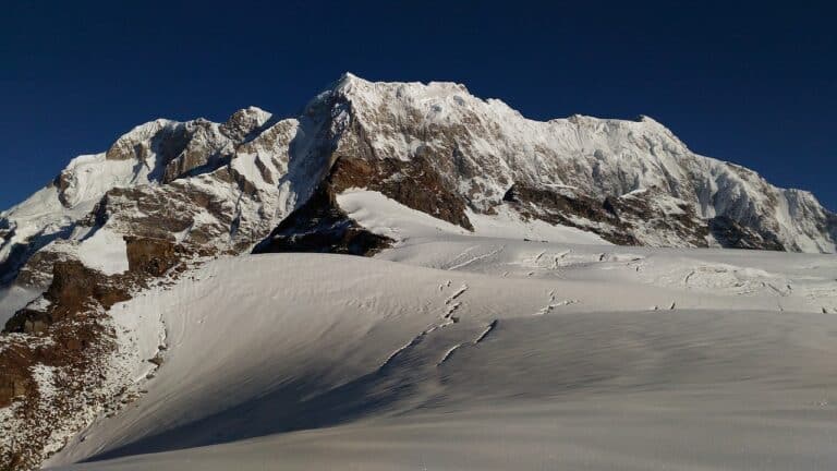 Trekking au Népal au sommet des montagnes enneigées de l'Himalaya Akaoka