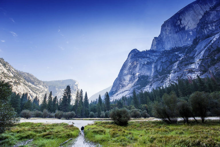 Randonnée aux Etats-Unis : sommets enneigés dans le parc national Yosemite Akaoka