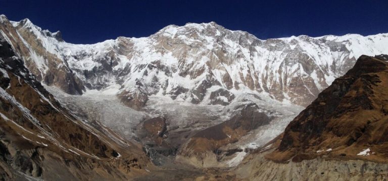 Voyage au Népal : tour d'Annapurna et vue sur les montagnes enneigées Akaoka