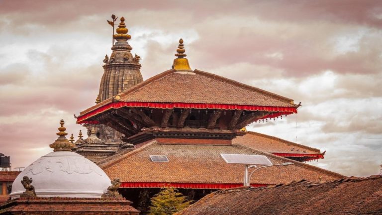 Voyage au Népal à Annapurna : un grand temple de couleur rouge Akaoka