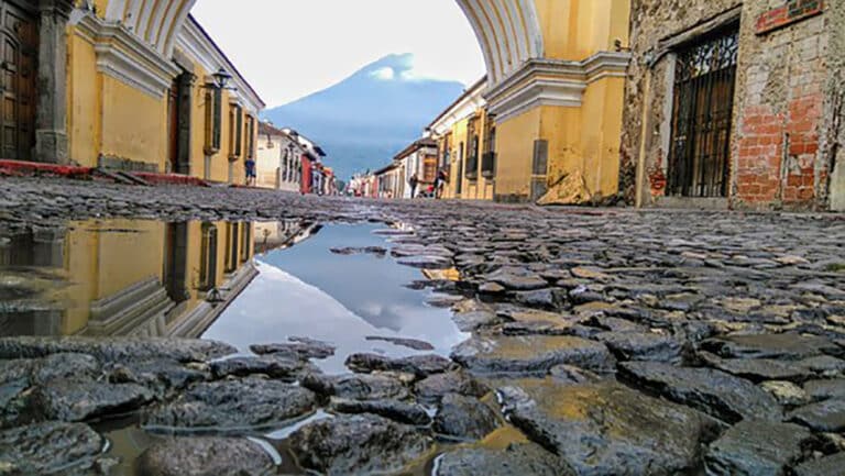 Voyage au Guatemala : vue du sol avec dalles pavées d'une rue Akaoka