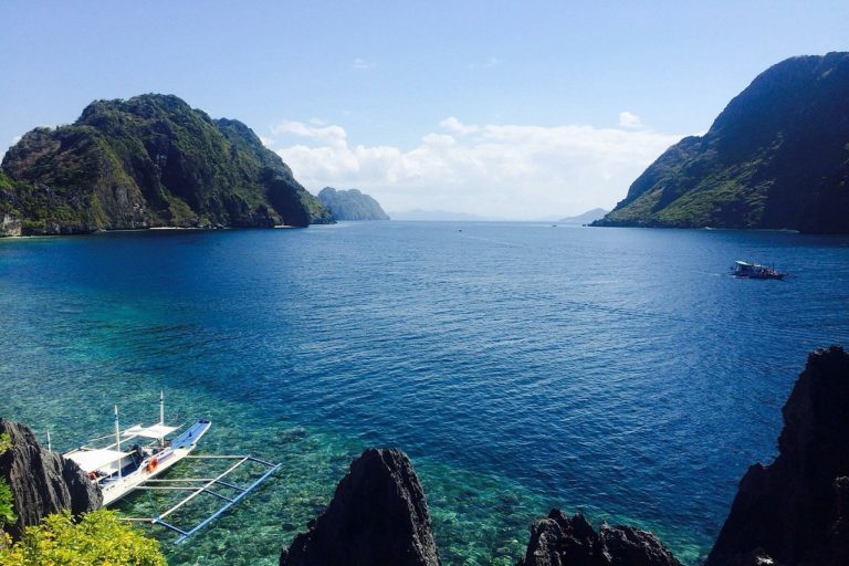 Séjour aux Philippines sur les îles : de grands rochers et des bateaux sur la mer Akaoka