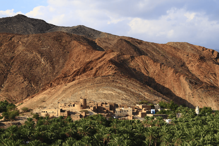 Rando Oman : Guide avec vue sur le paysage imposant et l'architecture de Birkat al Mwaz