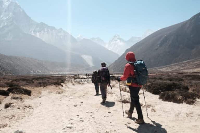 Trek en Mongolie à Altai sur un chemin menant sur une chaîne de montagnes Akaoka