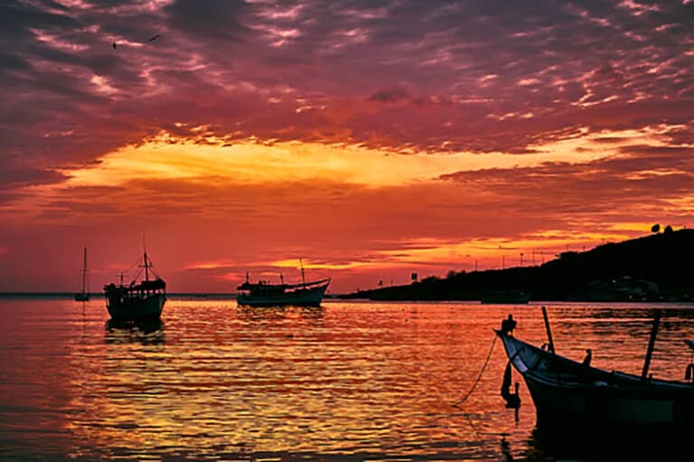 Voyage au Venezuela : coucher de soleil au bord d'une plage Akaoka