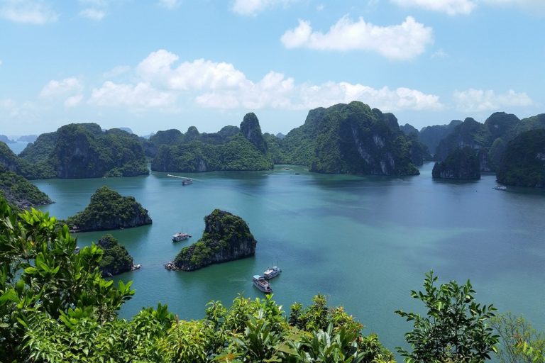 Croisière au Vietnam dans la baie d'Halong en bateau à travers les rochers Akaoka