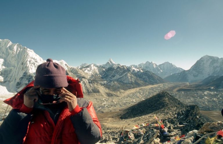 Randonnée au Népal sur les sentiers rocheux et enneigés des montagnes Akaoka