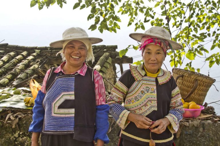 Randonnée en Chine : deux femme d'ethnie Dong Akaoka