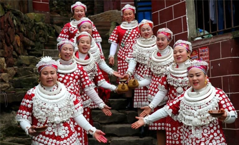 Voyage en Chine à Guizhou femmes Kaili dans un temple Akaoka