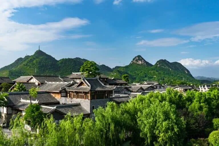 Promenade en Chine à Guizhou dans les montagnes avec une forêt et des petites maisons