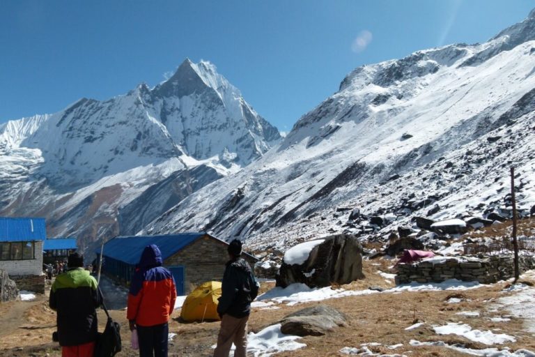 Trekking Népal : camp dans les montagnes enneigées du Machhaphuchhare Akaoka